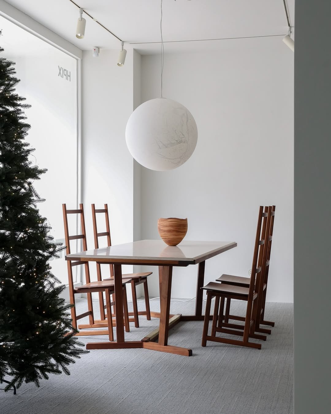 Photo shared by HPIX 에이치픽스 on December 24, 2025 tagging @delaespada. May be an image of table, dining table, indoors and text.