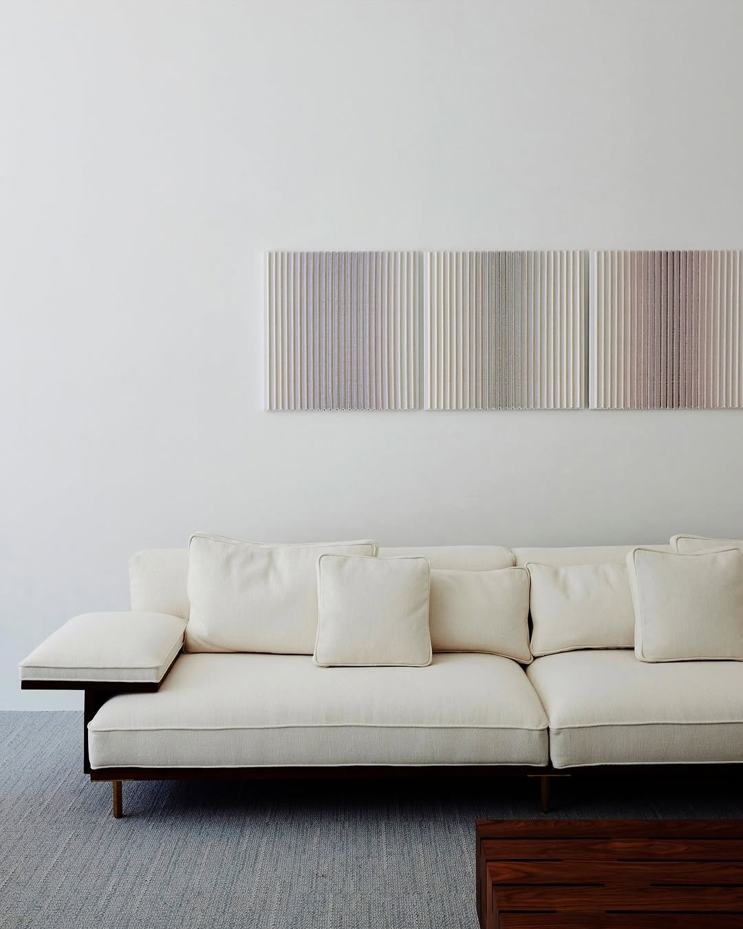 Photo shared by HPIX 에이치픽스 on September 29, 2025 tagging @delaespada. May be an image of sofa, carpet, chaise lounge, living room, indoors and text.