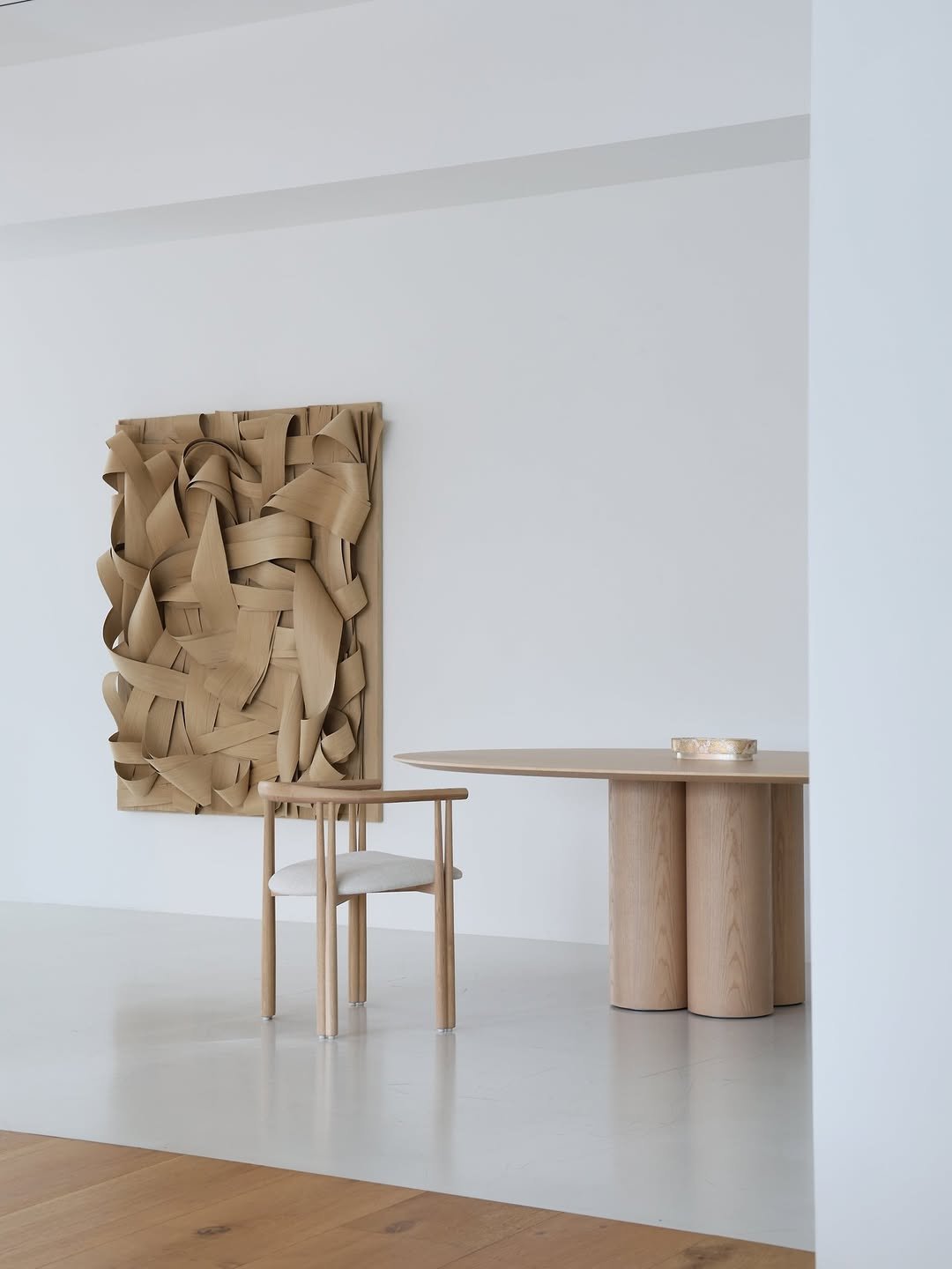 Photo shared by HPIX 에이치픽스 on December 29, 2025 tagging @delaespada, @hpix_official, @frigerio_official, and @suhheesuartist_official. May be an image of furniture and text.