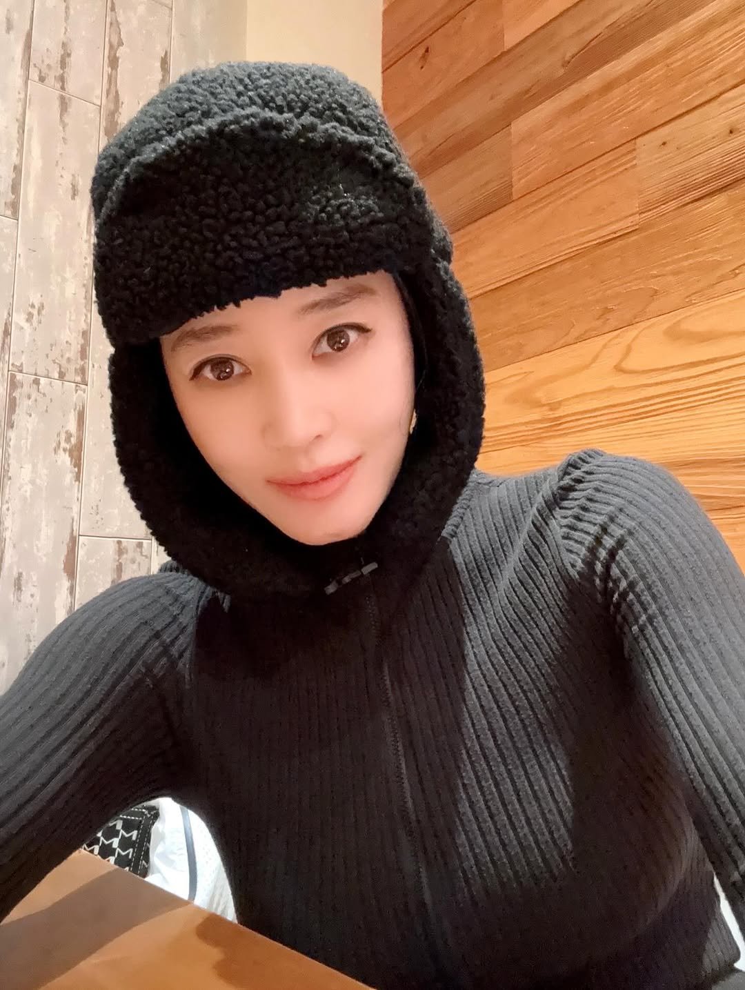 Photo by 김혜수 Hye Soo Kim on January 29, 2026. May be a selfie of duffle coat, hat, face mask, parka, turtleneck, beret and text.