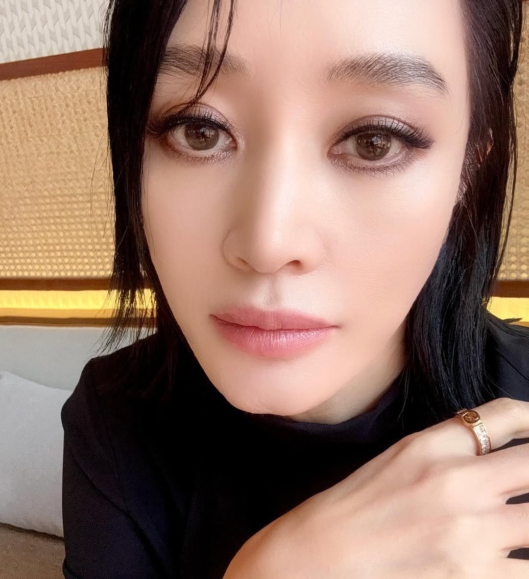 Photo shared by 김혜수 Hye Soo Kim on September 25, 2025 tagging @g_ssumin_, @stylist_boo, @hearts_ultrapeku, and @hyelim.jo. May be a selfie of 1 person, lipstick, makeup, hair, eyeliner and text.