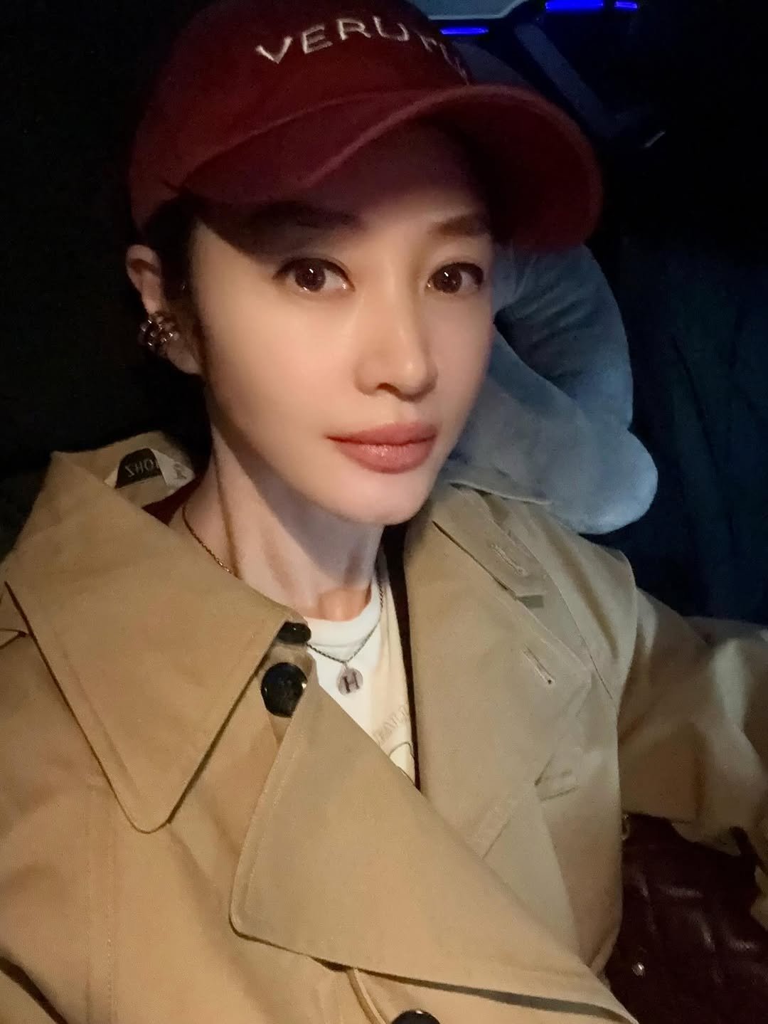 Photo by 김혜수 Hye Soo Kim on November 22, 2025. May be a selfie of hat, overcoat, duffle coat, parka and text.