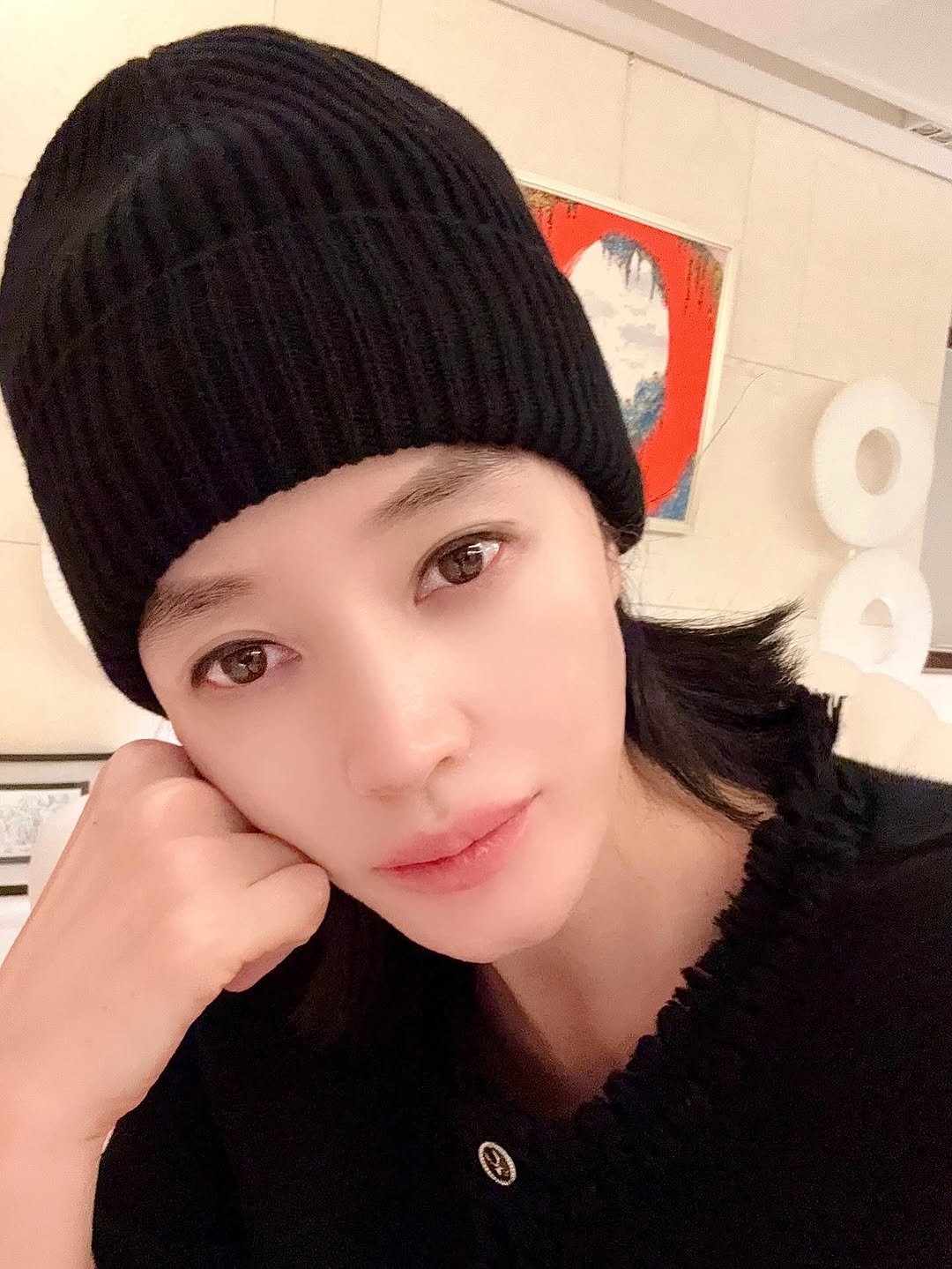 Photo by 김혜수 Hye Soo Kim on October 15, 2025. May be a selfie of one or more people, hair, hat, beret and face mask.
