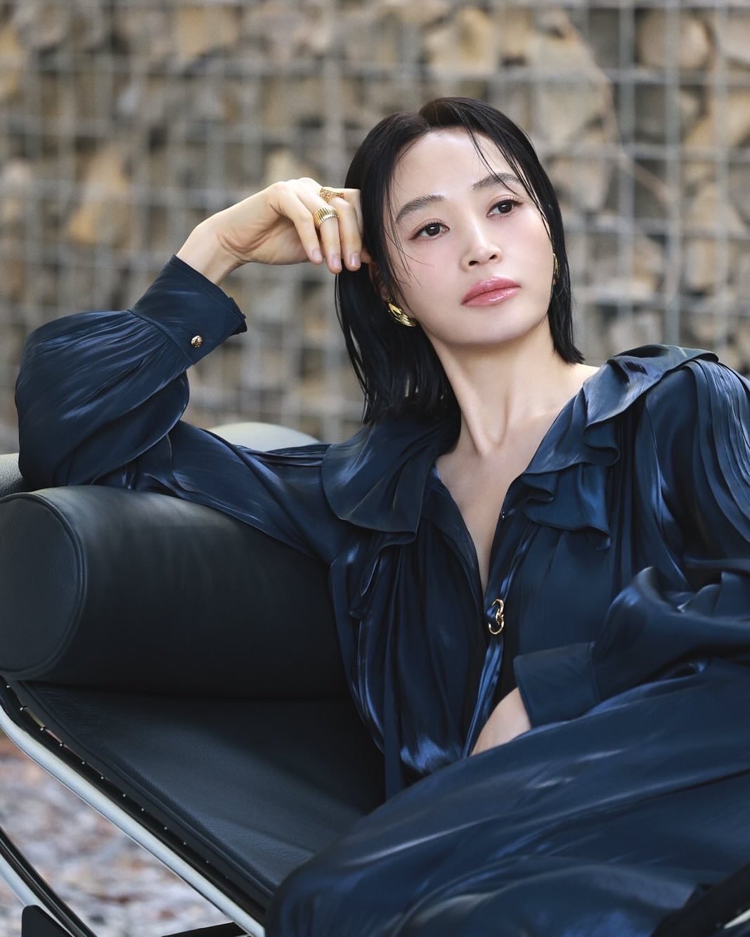 Photo shared by 김혜수 Hye Soo Kim on May 21, 2025 tagging @stylist_boo, @hearts_ultrapeku, @bit.boot_ase, @hoduent, and @jons_kr. May be an image of one or more people, makeup, hair, chaise lounge and outdoors.