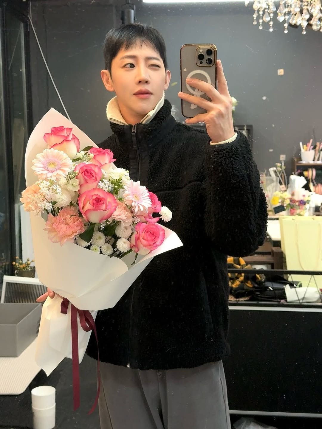 Photo by 사연있는 사람들이 찾아오는 꽃집_화생몽 : 플로리스트 김서준 on November 26, 2025. May be an image of flower arrangement, prairie gentian, baby's-breath, rose and text.