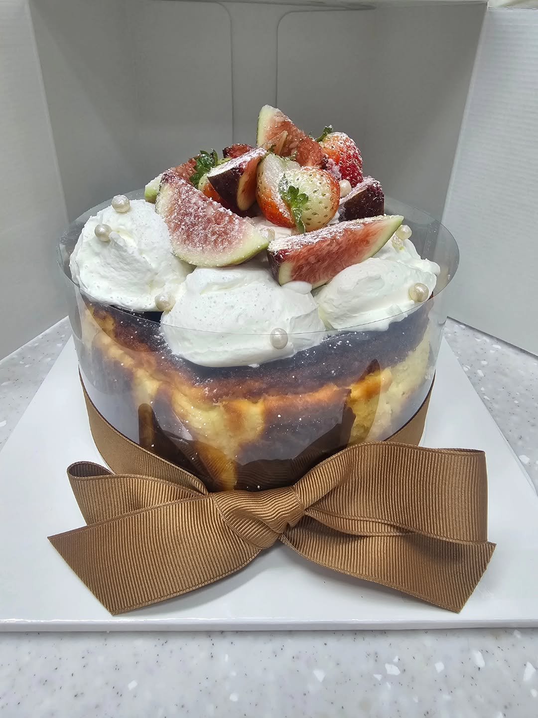 Photo by 강릉카페 강릉가볼만한곳 디저트카페 HU_C 허씨커피 on November 02, 2025. May be an image of chiffon cake, strawberry, fruitcake, cheesecake, tart and text.