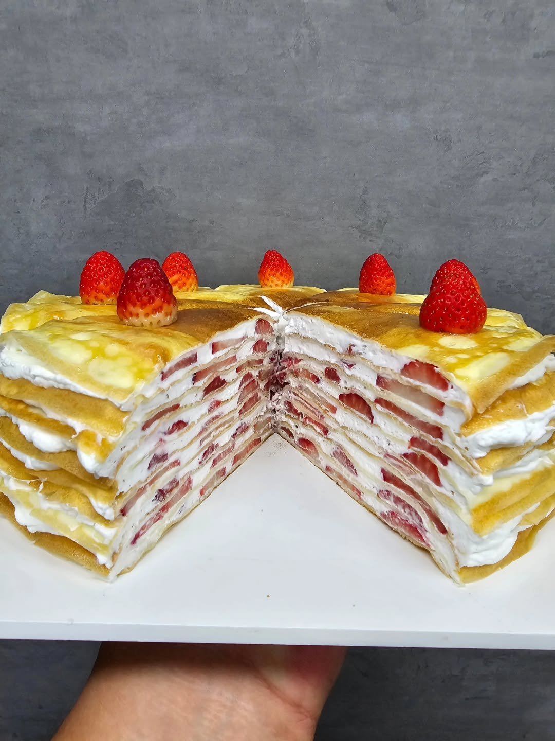 Photo by 강릉카페 강릉가볼만한곳 디저트카페 HU_C 허씨커피 on November 05, 2025. May be an image of strawberry, cake and text.