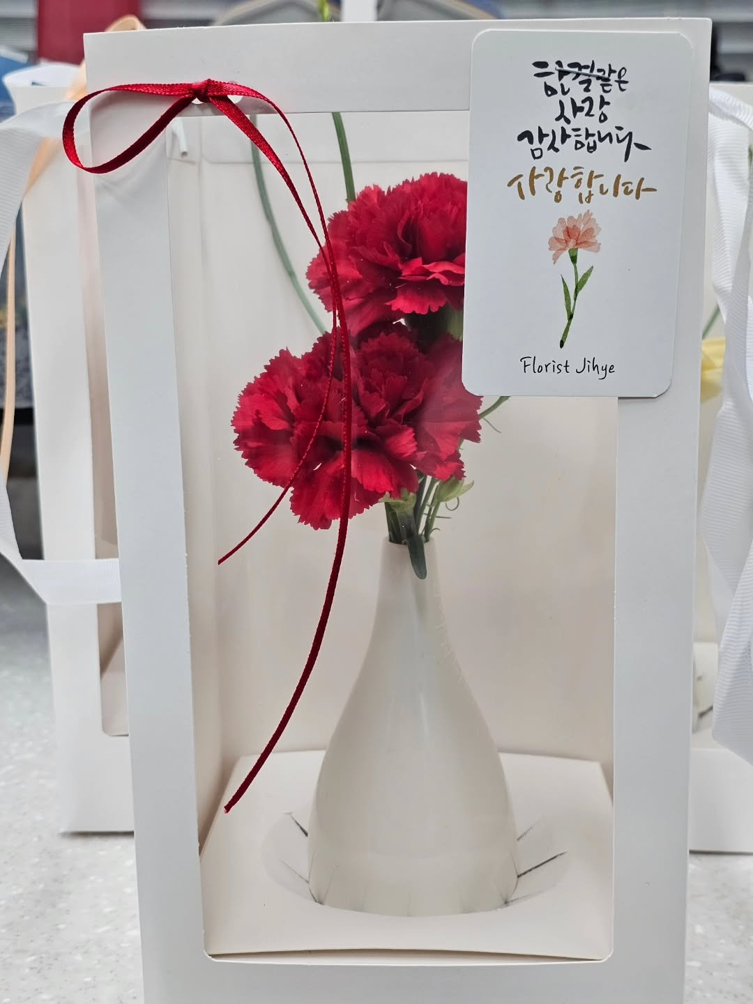 hu_c_coffee 게시물 이미지: #5월8일
오늘은 어버이날 입니다.

5월 8일 어버이날 기념으로
이쁜 카네이션을...