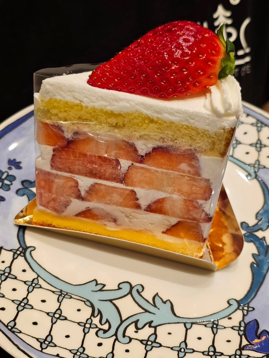 Photo by 강릉카페 강릉가볼만한곳 디저트카페 HU_C 허씨커피 on April 23, 2026. May be an image of strawberry, chiffon cake, fruitcake and text.