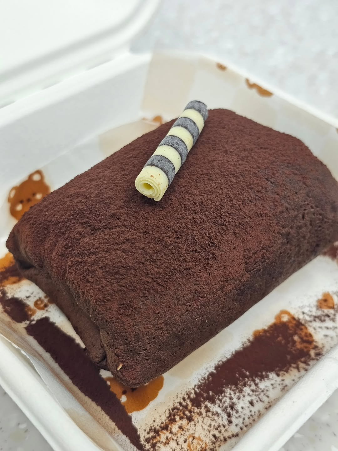Photo by 강릉카페 강릉가볼만한곳 디저트카페 HU_C 허씨커피 on October 24, 2025. May be an image of tiramisu, chocolate cake, chocolate mousse, eclair and text.