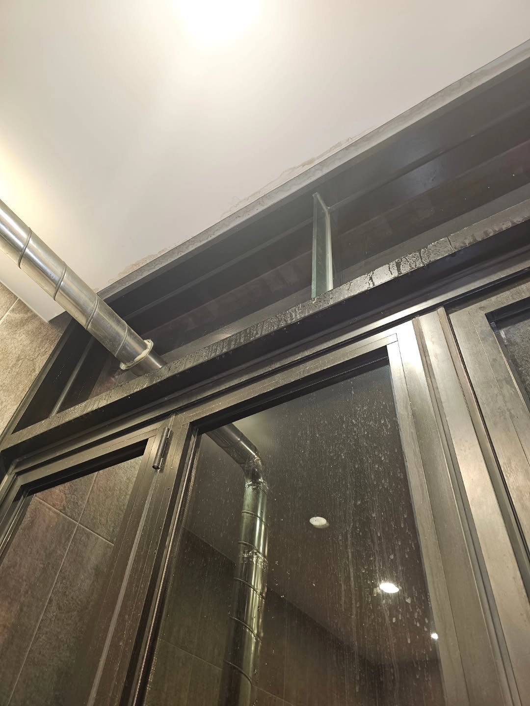 Photo by 강릉카페 강릉가볼만한곳 디저트카페 HU_C 허씨커피 on September 20, 2025. May be an image of lighting, sliding door and text.