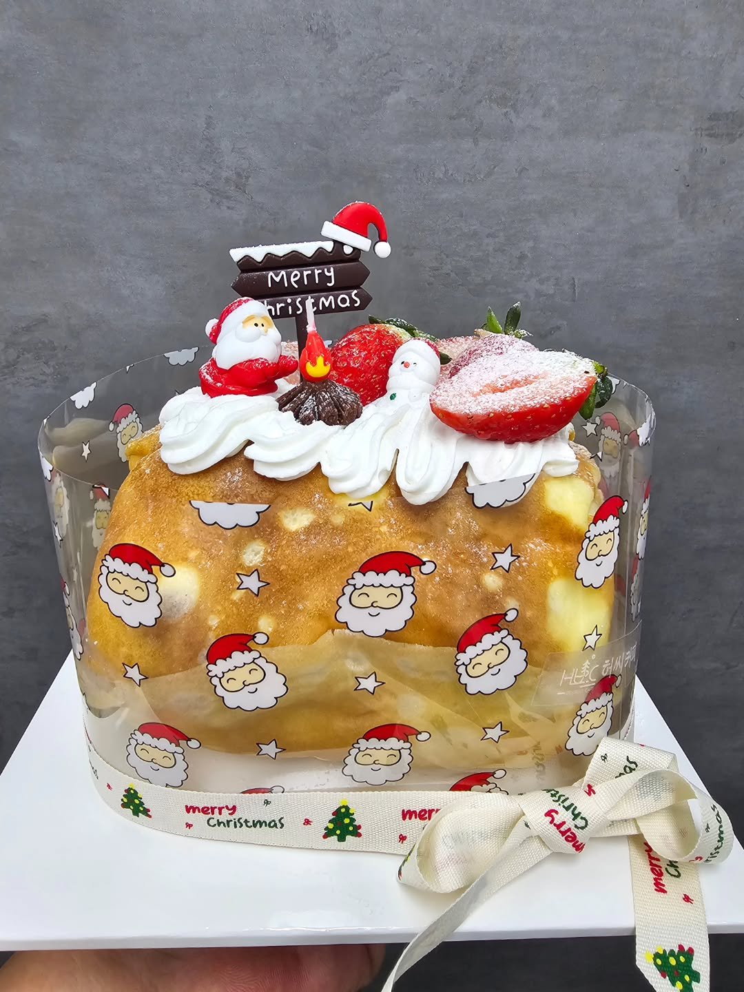 Photo by 강릉카페 강릉가볼만한곳 디저트카페 HU_C 허씨커피 on December 22, 2025. May be an image of chiffon cake, strawberry, whipped cream, fruitcake and text.