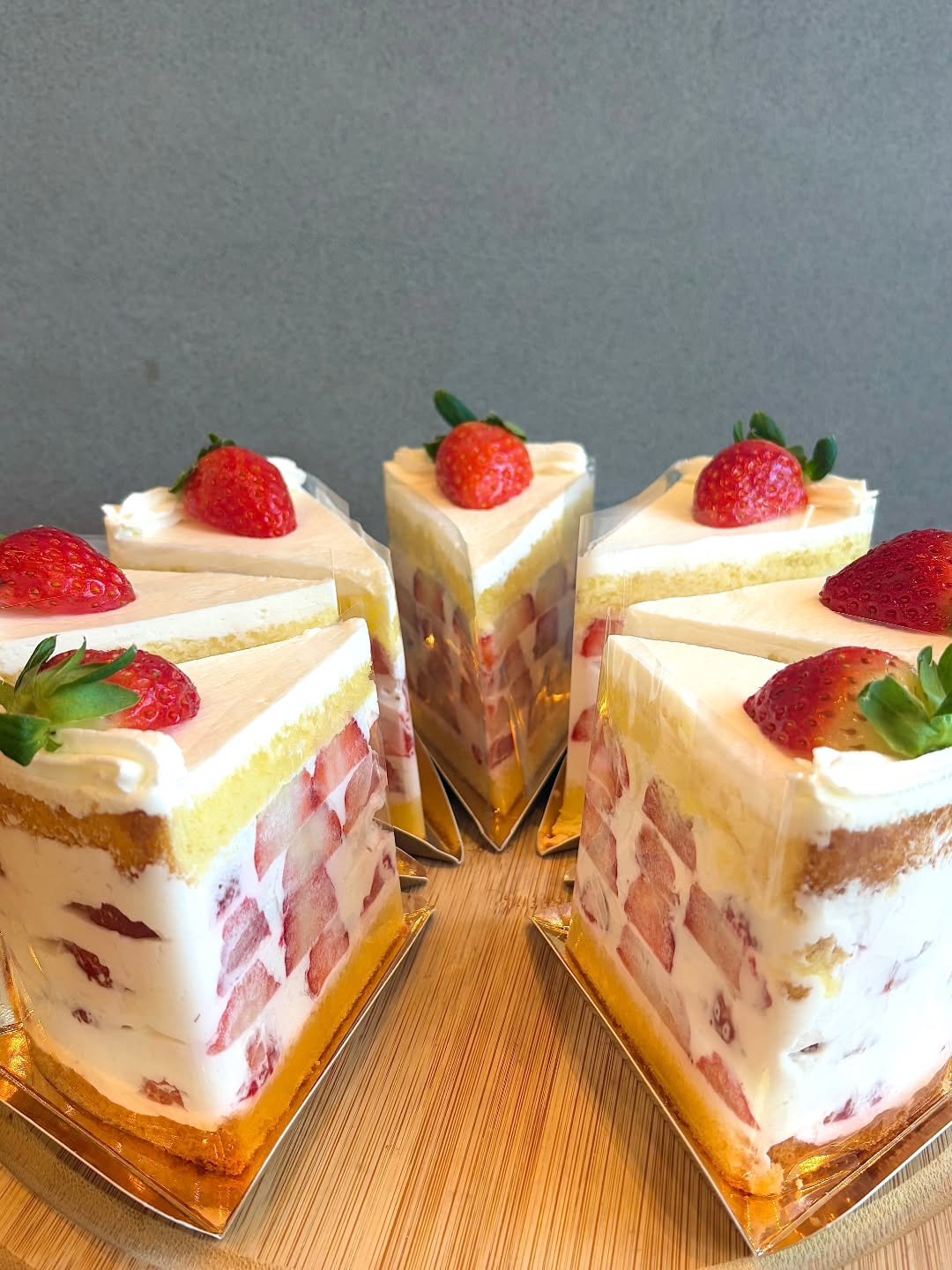 Photo by 강릉카페 강릉가볼만한곳 디저트카페 HU_C 허씨커피 on November 08, 2025. May be an image of strawberry, chiffon cake, fruitcake and text.