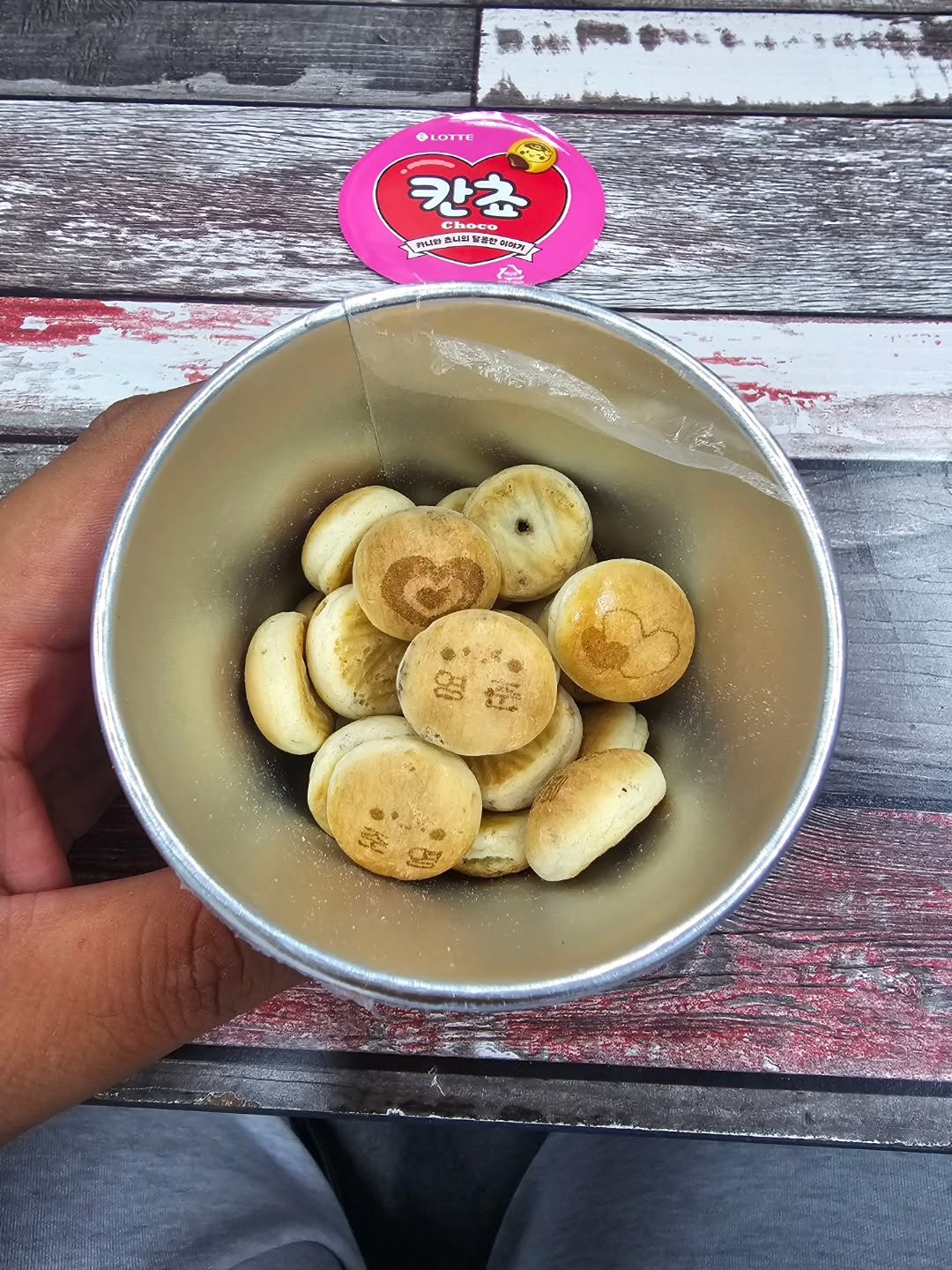 Photo by 강릉카페 강릉가볼만한곳 디저트카페 HU_C 허씨커피 on September 24, 2025. May be an image of crackers, oatmeal cookies, wafer and text.