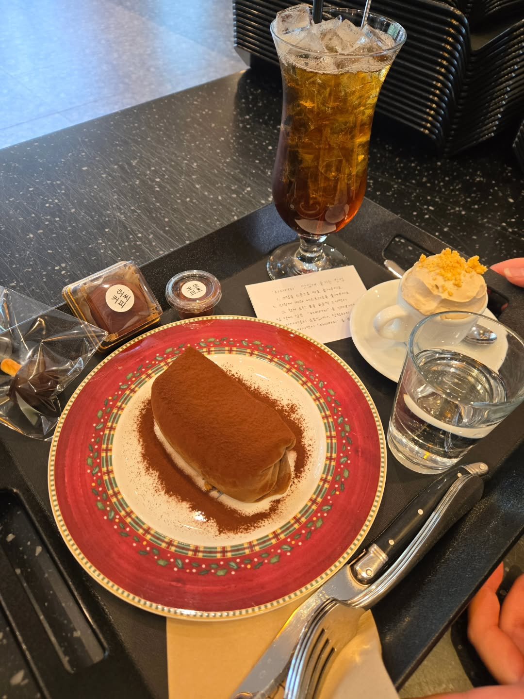 Photo by 강릉카페 강릉가볼만한곳 디저트카페 HU_C 허씨커피 on February 22, 2026. May be an image of chiffon cake, tiramisu, chocolate cake, chocolate mousse, eclair and text.