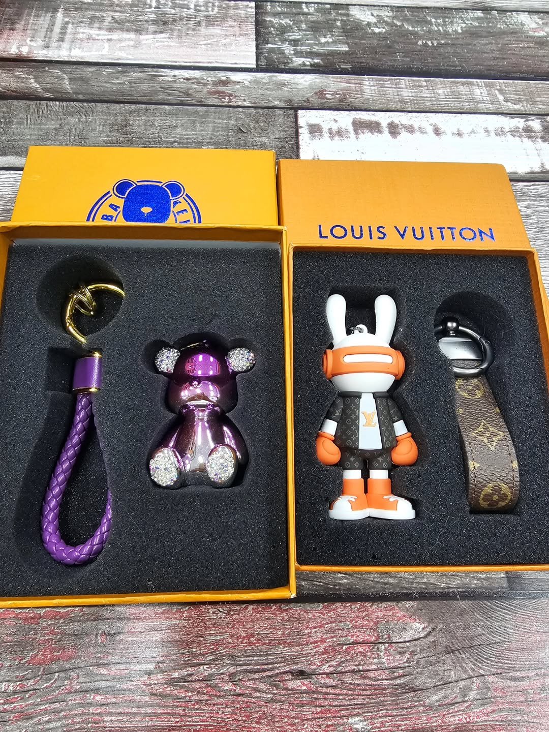 Photo by 강릉카페 강릉가볼만한곳 디저트카페 HU_C 허씨커피 on December 18, 2025. May be an image of toy, wrist watch and text that says '4 LOUIS LOUISVUITTON VUITTON 義油變'.