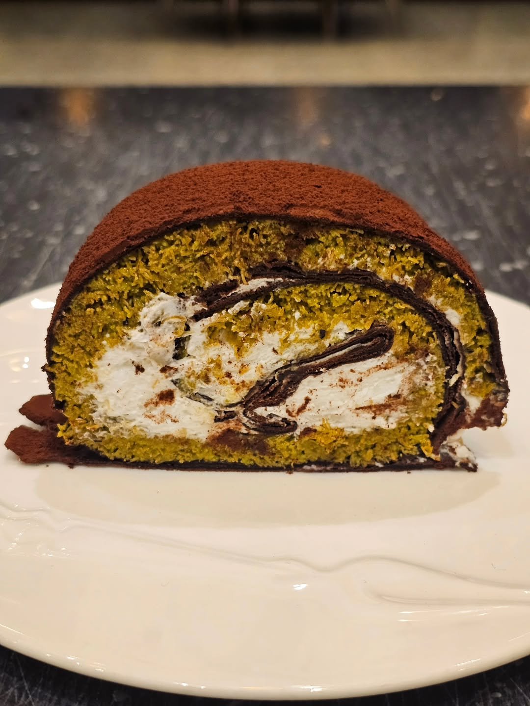 Photo by 강릉카페 강릉가볼만한곳 디저트카페 HU_C 허씨커피 in 허씨커피. May be an image of chiffon cake, tiramisu and text.