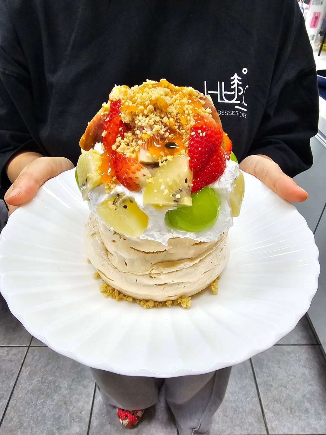 Photo by 강릉카페 강릉가볼만한곳 디저트카페 HU_C 허씨커피 on September 29, 2025. May be an image of 1 person, chiffon cake, strawberry, fruitcake, pancake, fruit cocktail and text.
