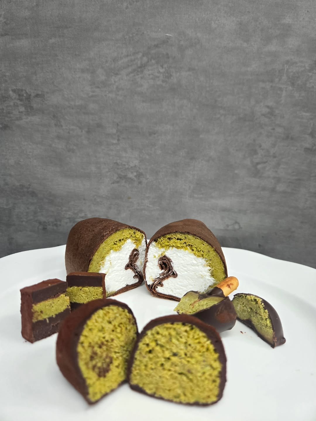 Photo by 강릉카페 강릉가볼만한곳 디저트카페 HU_C 허씨커피 on February 12, 2026. May be an image of cake, truffle and text.