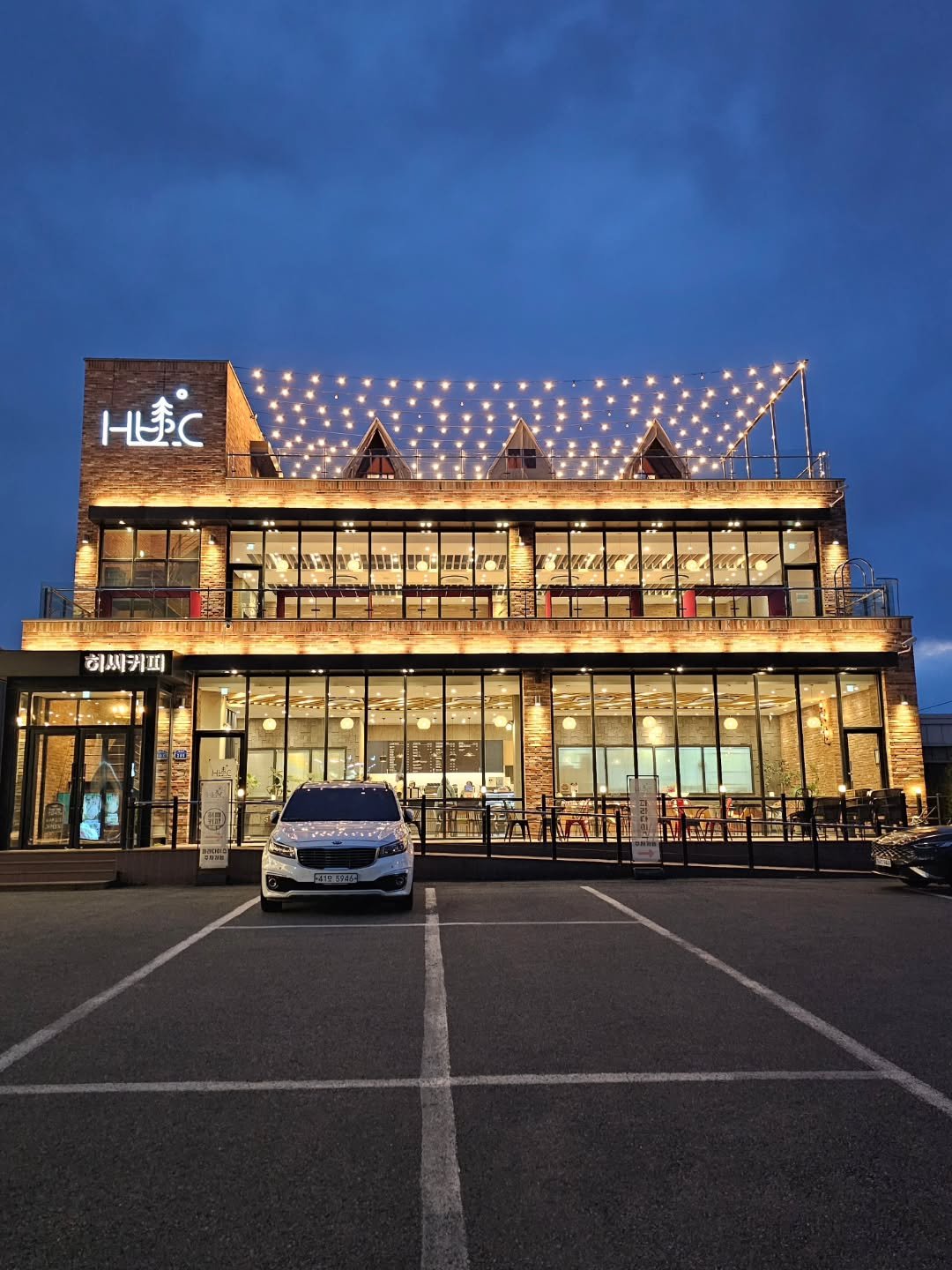 Photo by 강릉카페 강릉가볼만한곳 디저트카페 HU_C 허씨커피 on April 15, 2026. May be an image of car and text that says 'ዚር 히씨키피'.