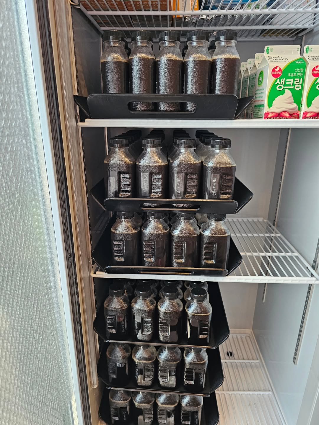 Photo by 강릉카페 강릉가볼만한곳 디저트카페 HU_C 허씨커피 on September 22, 2025. May be an image of drink, refrigerator and text.