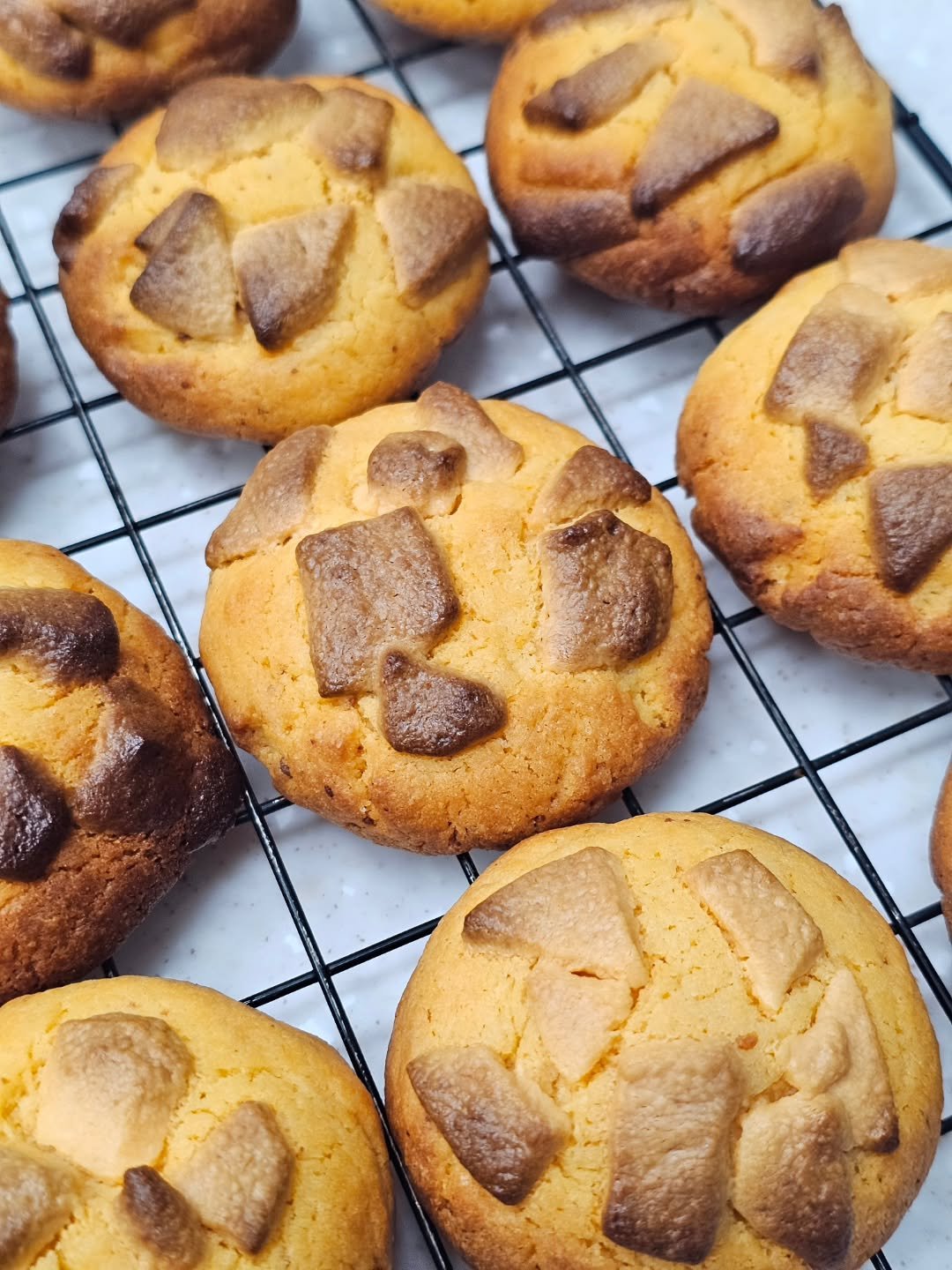 Photo by 강릉카페 강릉가볼만한곳 디저트카페 HU_C 허씨커피 on April 17, 2026. May be an image of cake, coconut macaroon, turnover, cookies, baked goods, muffin, cornbread and text.