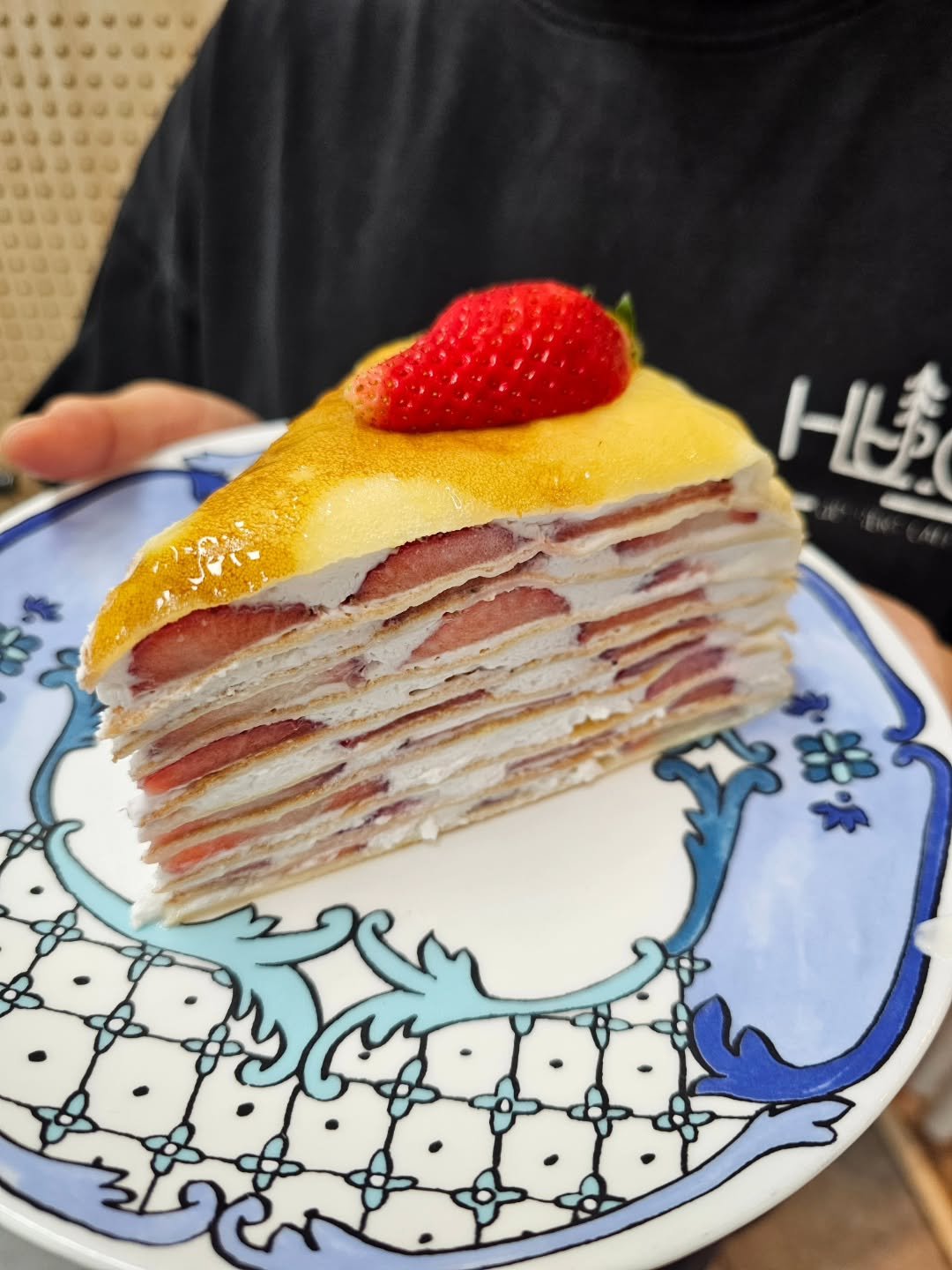 Photo by 강릉카페 강릉가볼만한곳 디저트카페 HU_C 허씨커피 on April 20, 2026. May be an image of chiffon cake, strawberry and text.