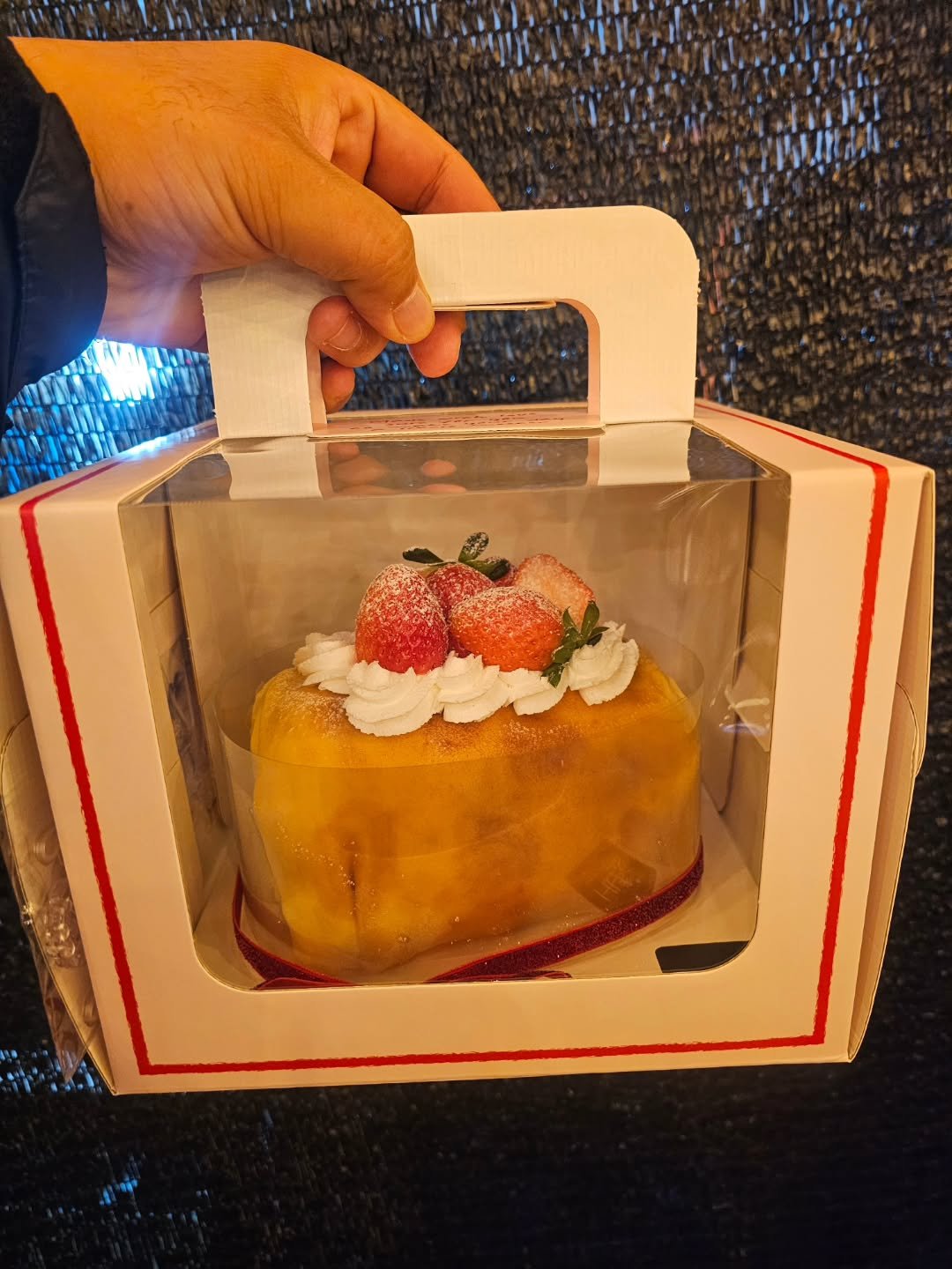 Photo by 강릉카페 강릉가볼만한곳 디저트카페 HU_C 허씨커피 on December 14, 2025. May be an image of strawberry, chiffon cake, fruitcake and text.