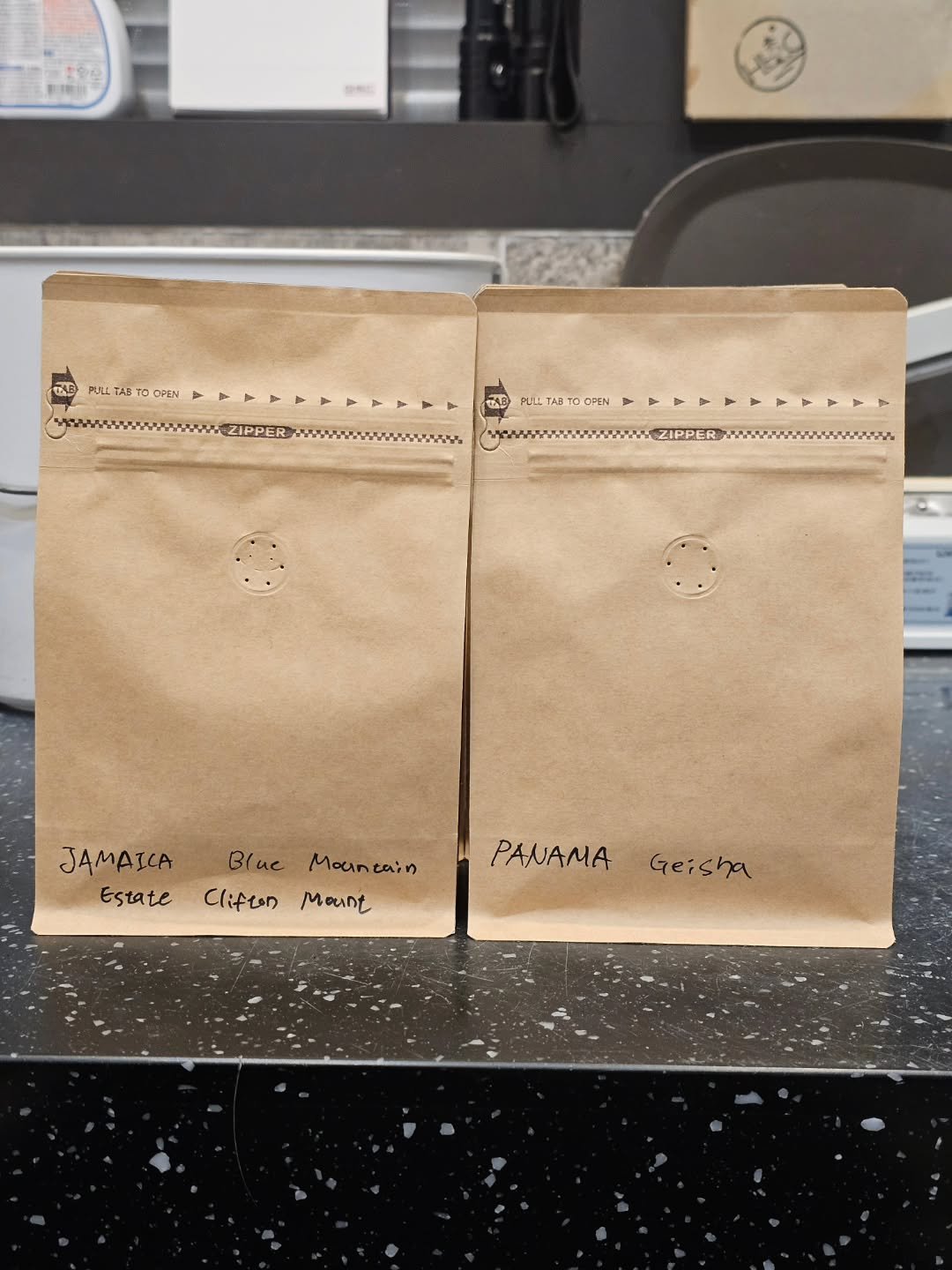 Photo by 강릉카페 강릉가볼만한곳 디저트카페 HU_C 허씨커피 on February 13, 2026. May be an image of coffee cup, cornflower and text that says 'TAS PULL TÁS 45T TO OPEN nAΘ PLLL LLLT TAB BT OPEN JAMAICA Estate Bluc Moun Mouneain ta: Clifcon Mount PANAMAGeisha Geisha PANAMA'.