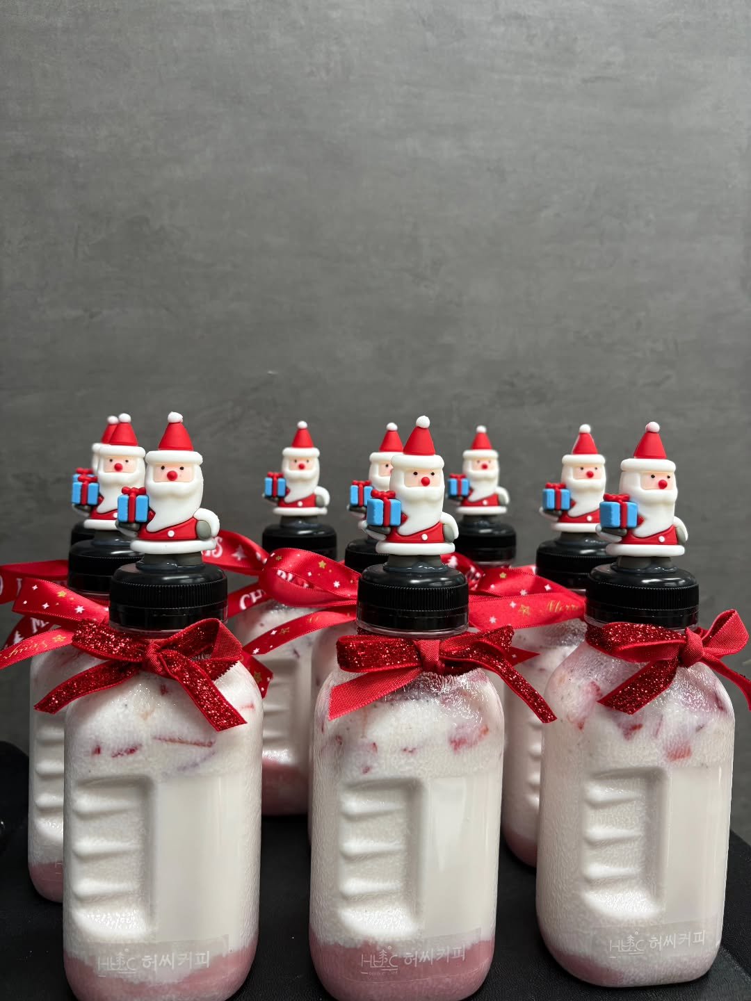 Photo by 강릉카페 강릉가볼만한곳 디저트카페 HU_C 허씨커피 on December 23, 2025. May be an image of milk, snowman, water bottle, candle, canister, hamper, bottle and text that says 'HC허씨커피 허씨커피 시트어씨카피 H하씨커피 TSC 허씨커피'.