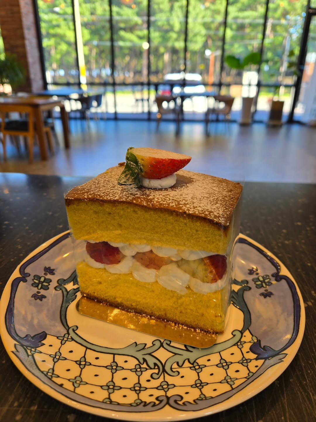 Photo by 강릉카페 강릉가볼만한곳 디저트카페 HU_C 허씨커피 in 허씨커피. May be an image of chiffon cake, strawberry, cheesecake and text.