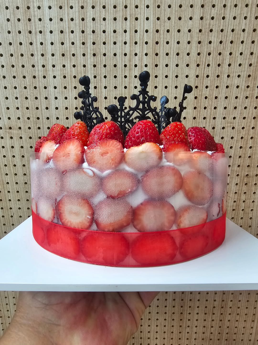 Photo by 강릉카페 강릉가볼만한곳 디저트카페 HU_C 허씨커피 on November 06, 2025. May be an image of cake, strawberry, fruitcake and text.