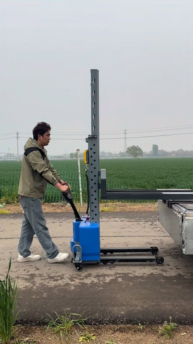 huahuawangwang 게시물 이미지: This pallet truck can follow your vehicle to...