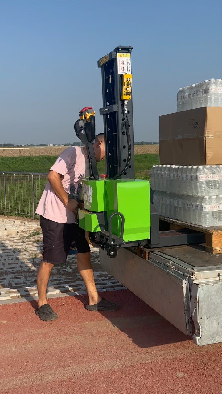 huahuawangwang 게시물 이미지: This pallet truck climbs onto vehicles to load...