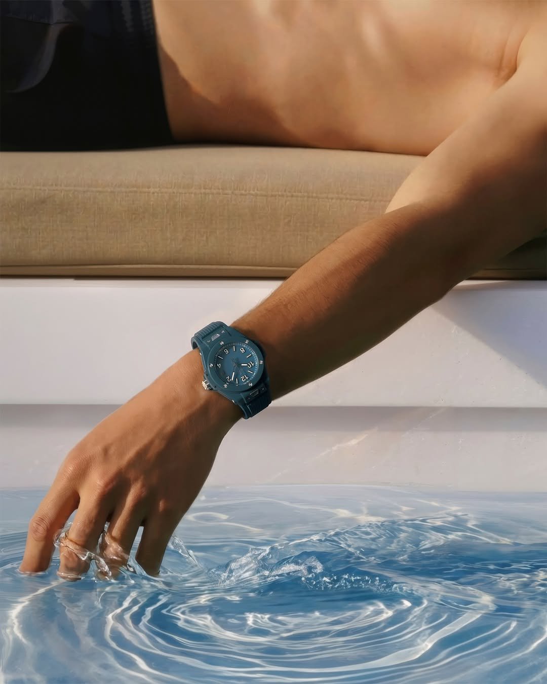 hublot 게시물 이미지: Petrol blue: The color of summer after...