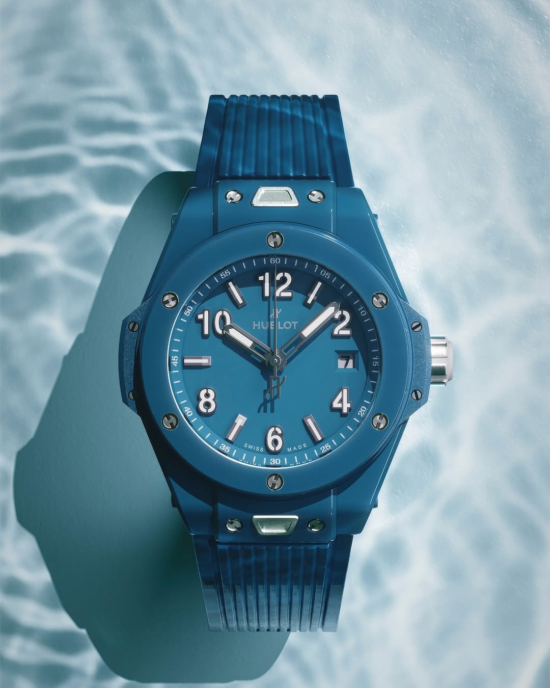 hublot 게시물 이미지: Petrol blue, turned up for summer. ⁣
Big Bang...