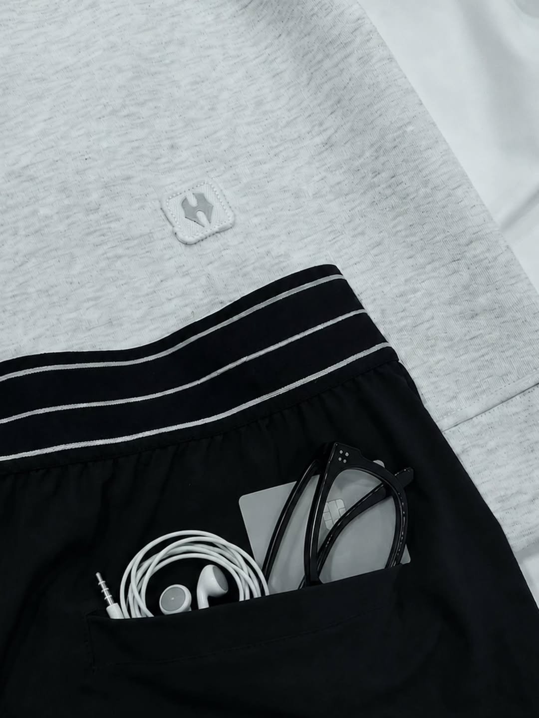 hugvone_kr 게시물 이미지: [Zeroweight 올라운드 팬츠]

꼭 필요한 소지품은 간편하게.

뒷포켓...
