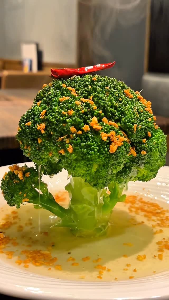 humozii 게시물 이미지: 【食べて健康！クリスマスツリーみたいな豪快丸ごとブロッコリー焼き】

今日、紹介するお店は広島...