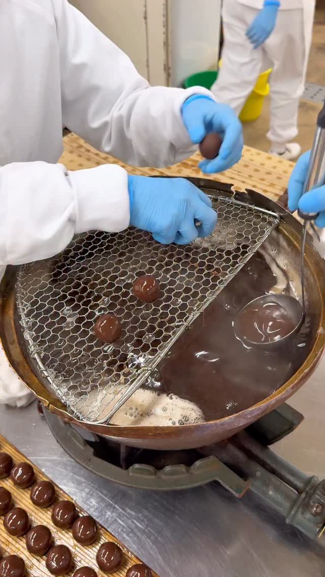 humozii 게시물 이미지: 【美しいすぎる漆黒の鳥羽玉】

今日、紹介するお店は京都府の京都市にある"亀屋良長...