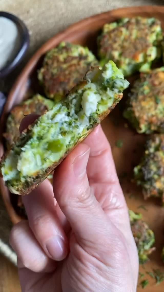 hungry.happens 게시물 이미지: BROCCOLI FETA FRITTERS 🥦 so simple and so...