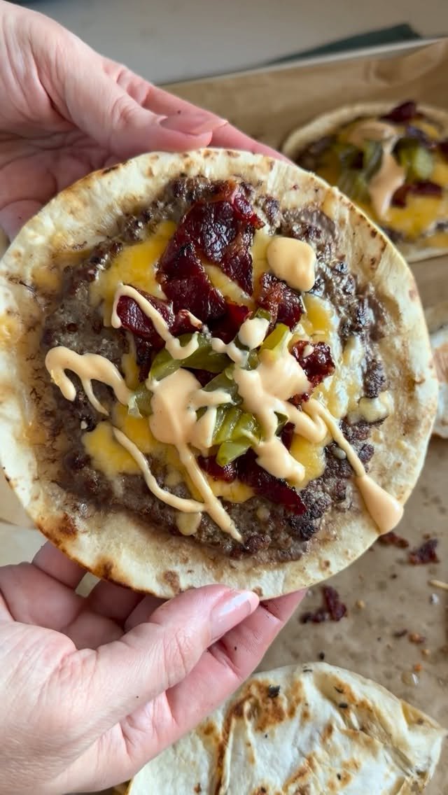 hungry.happens 게시물 이미지: 15 MINUTE SMASHED CHEESEBURGER TACOS 🍔🌮 these...