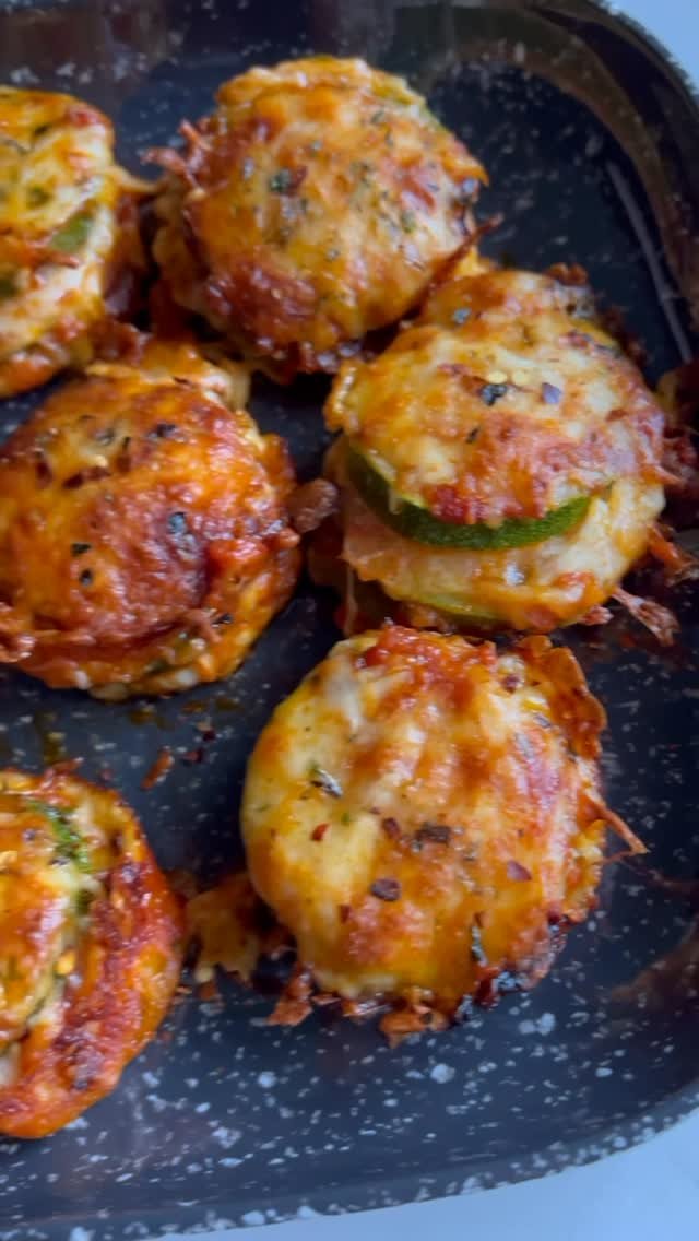 hungry.happens 게시물 이미지: 4 INGREDIENT ZUCCHINI PIZZA STACKS🥳 so simple...