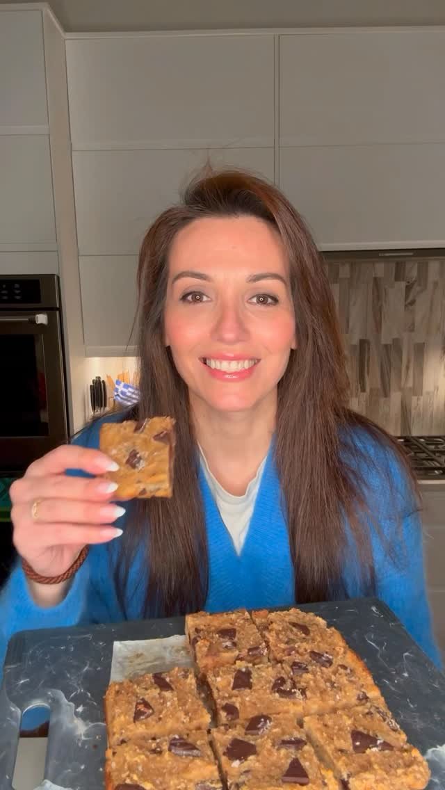 hungry.happens 게시물 이미지: 4 INGREDIENT BANANA BREAD BARS 🍌 naturally...
