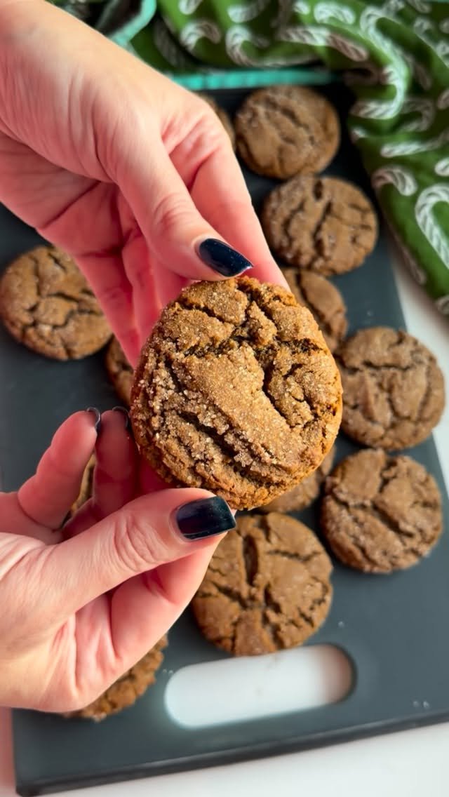 hungry.happens 게시물 이미지: SOFT + CHEWY GINGER MOLASSES COOKIES 🍪🎄🥇 this...