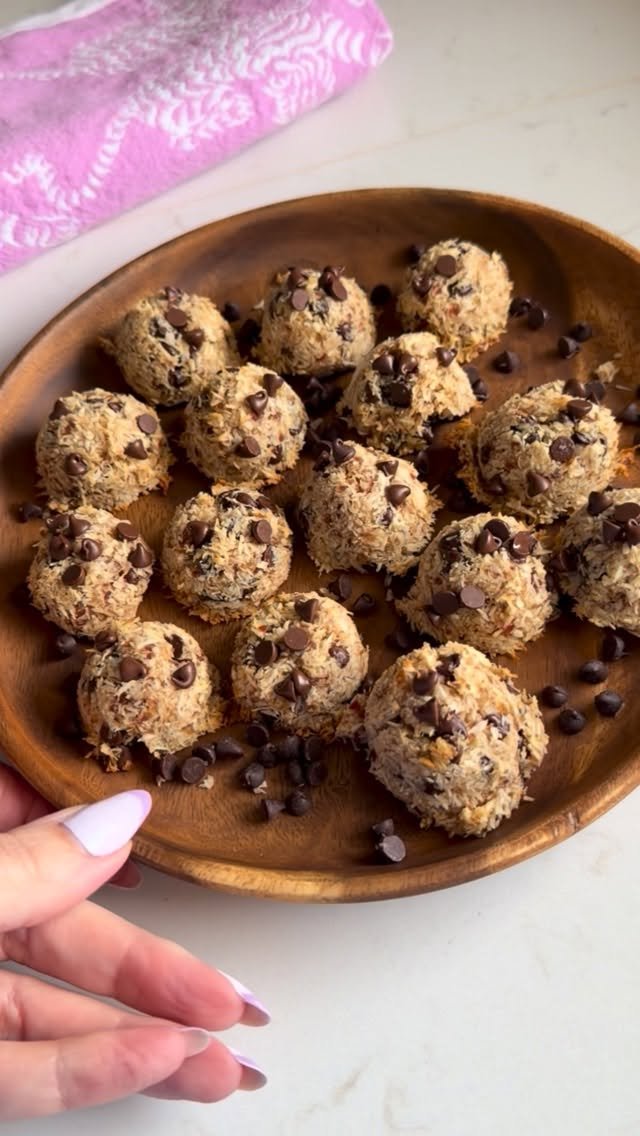 hungry.happens 게시물 이미지: 4 INGREDIENT COCONUT DATE COOKIES 🍪 super...