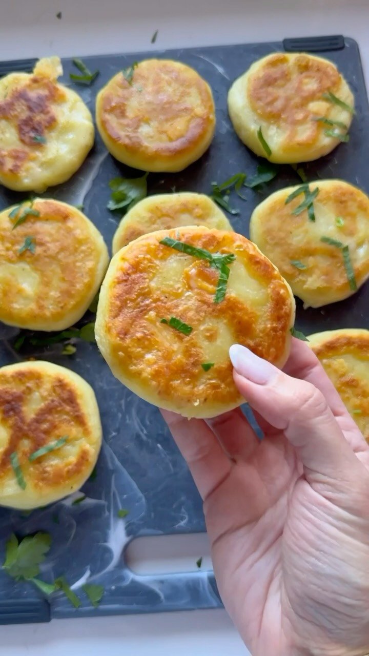 hungry.happens 게시물 이미지: 2 INGREDIENT CHEESE STUFFED POTATO CAKES 🥔...