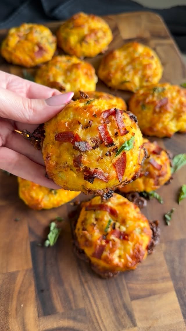 hungry.happens 게시물 이미지: LOW CARB + HIGH PROTEIN PIZZA EGG BISCUITS 🍕🍳...