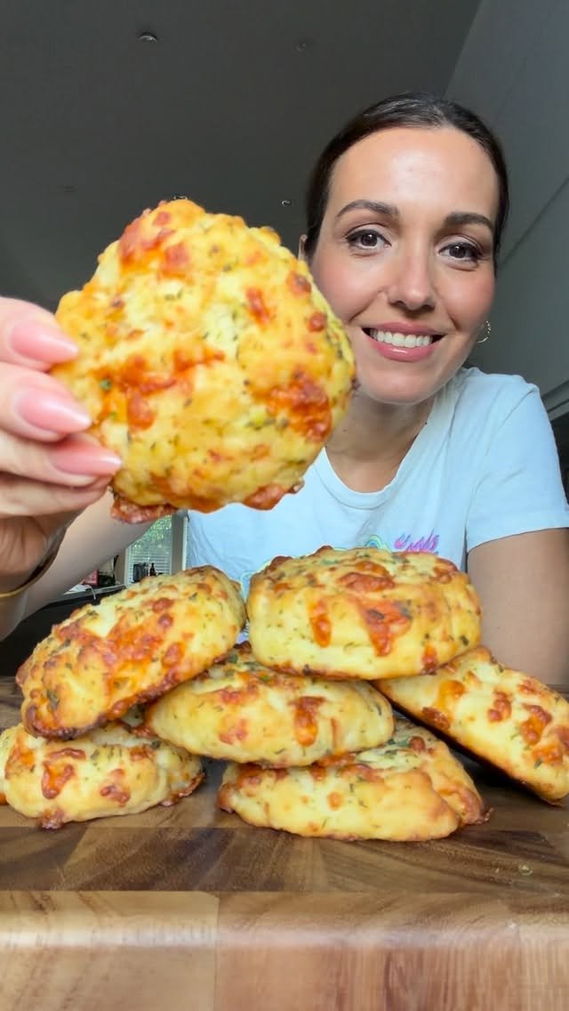 hungry.happens 게시물 이미지: 4 INGREDIENT CHEDDAR BAY BISCUITS 🧀...