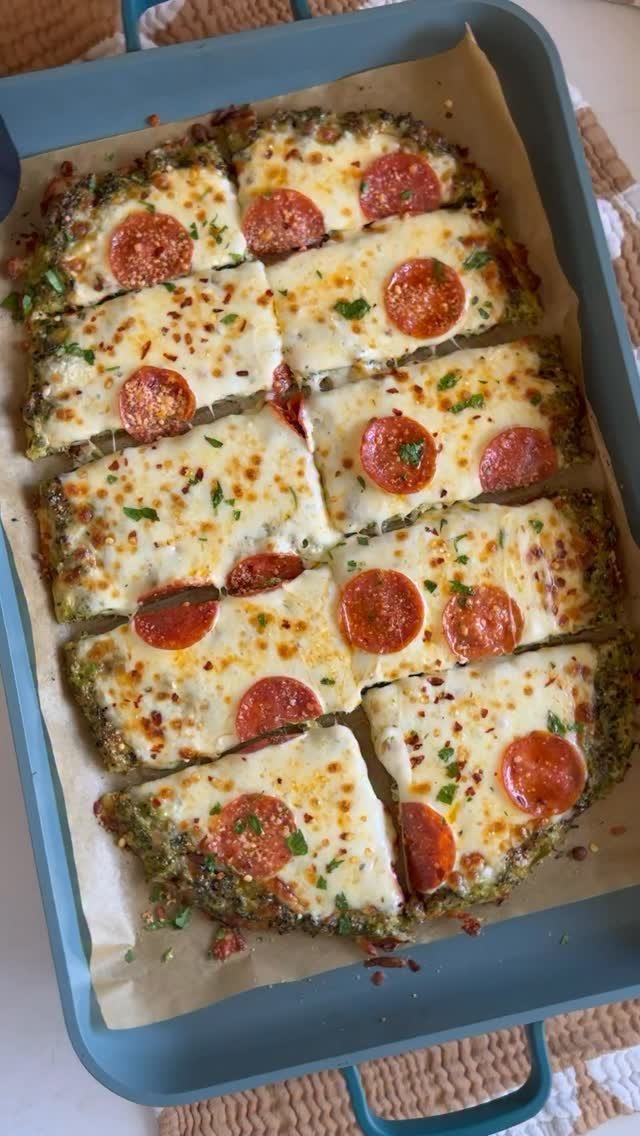 hungry.happens 게시물 이미지: LOW CARB BROCCOLI CRUST PIZZA 🍕🥦🍕 insanely...