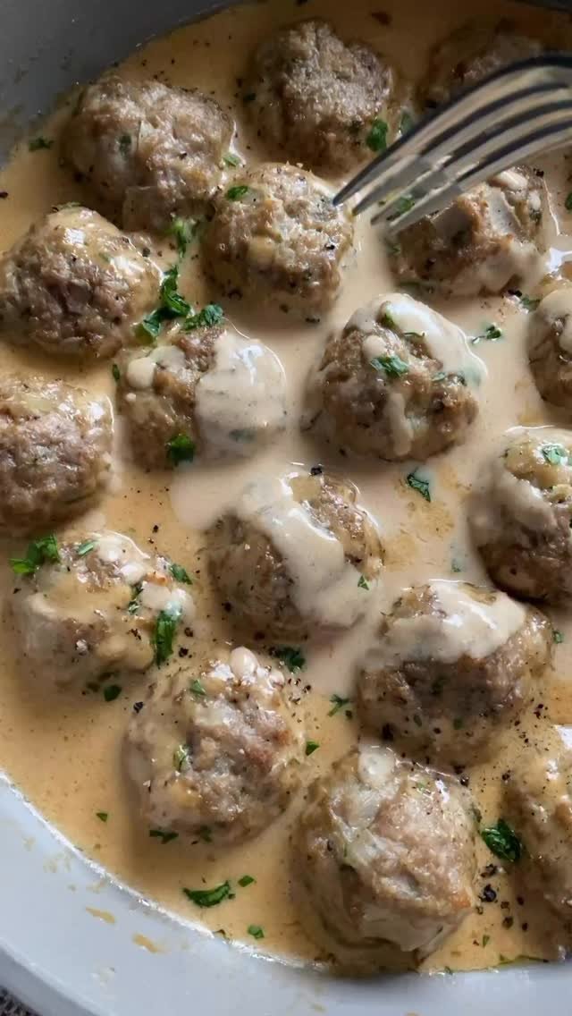 hungry.happens 게시물 이미지: EASY SWEDISH MEATBALLS ❤️ serve with mashed...